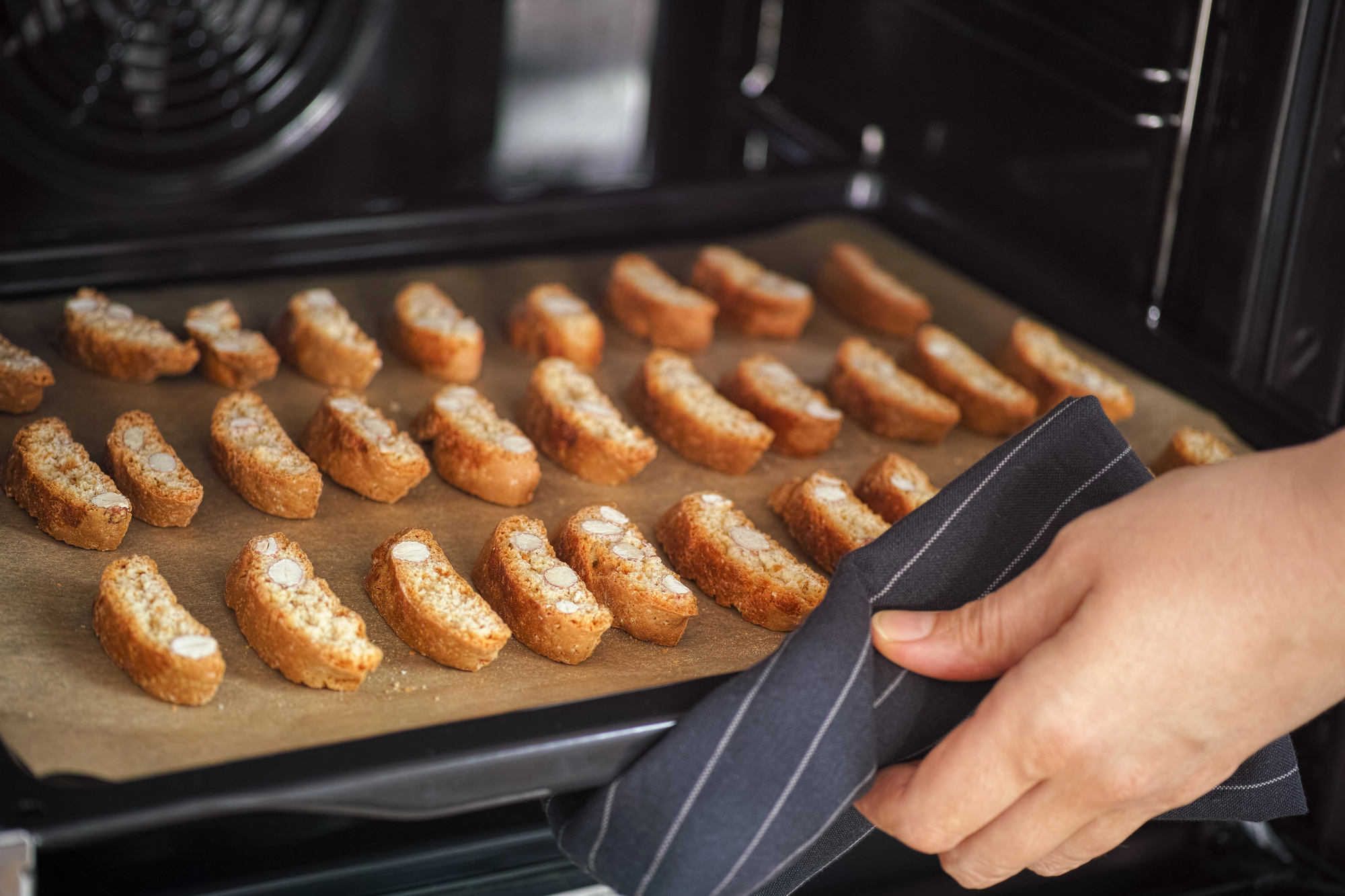 Žádný stres a žádná práce. Jen skvělý pocit ze zářivě čisté trouby, ve které budete mít chuť okamžitě upéct něco dobrého pro celou rodinu.